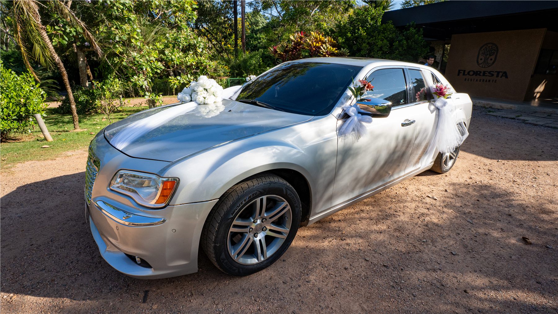 Chrysler 300C prateado decorado para casamento