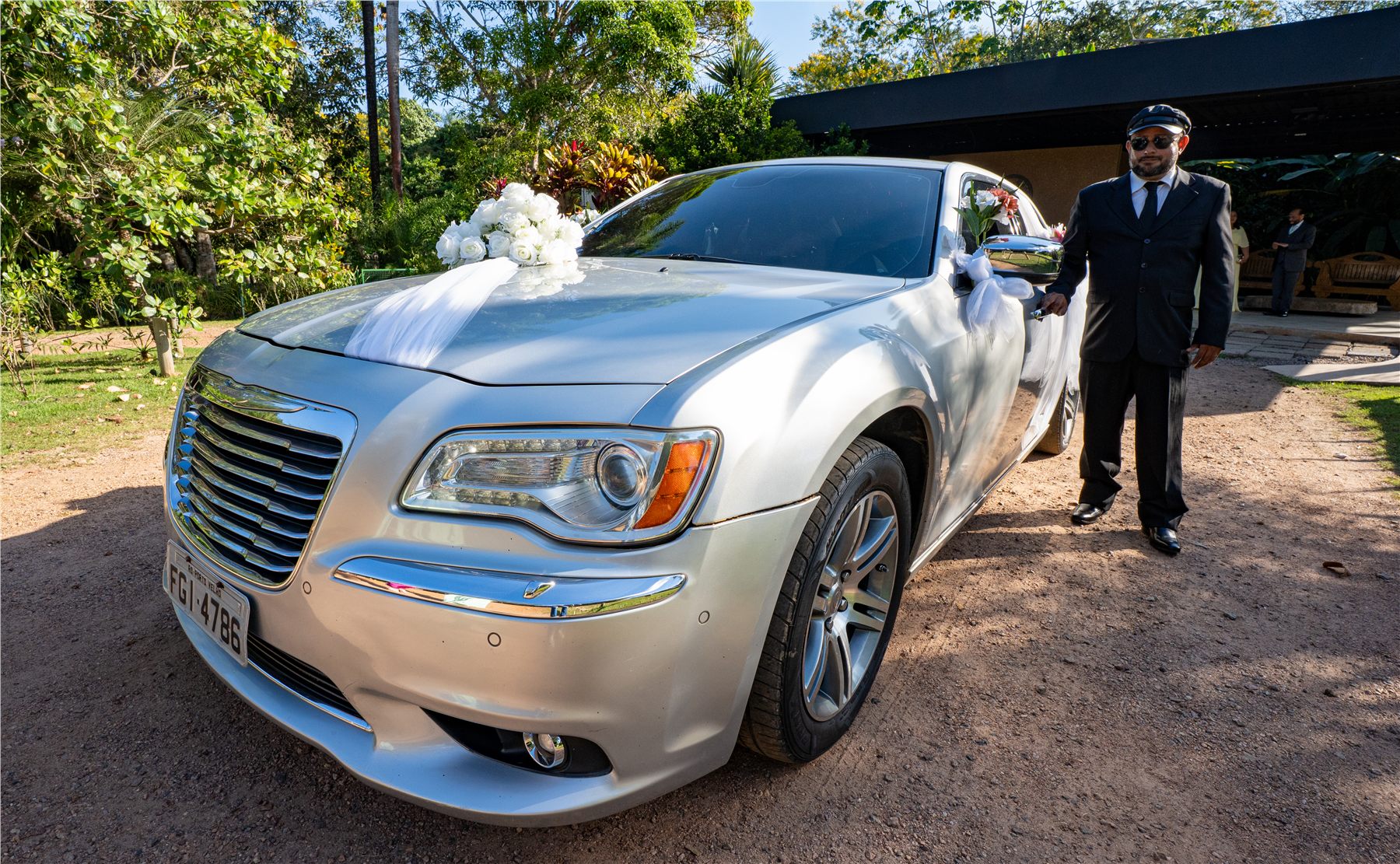 Vista frontal do Chrysler 300C com decoração floral