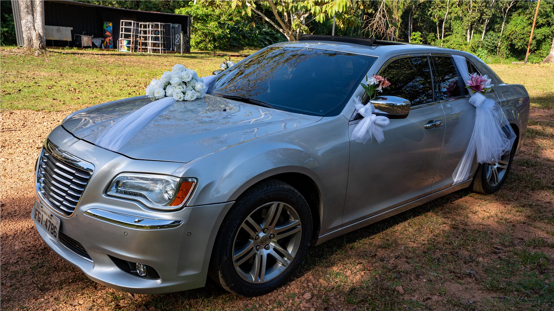 Chrysler 300C decorado visto em perspectiva