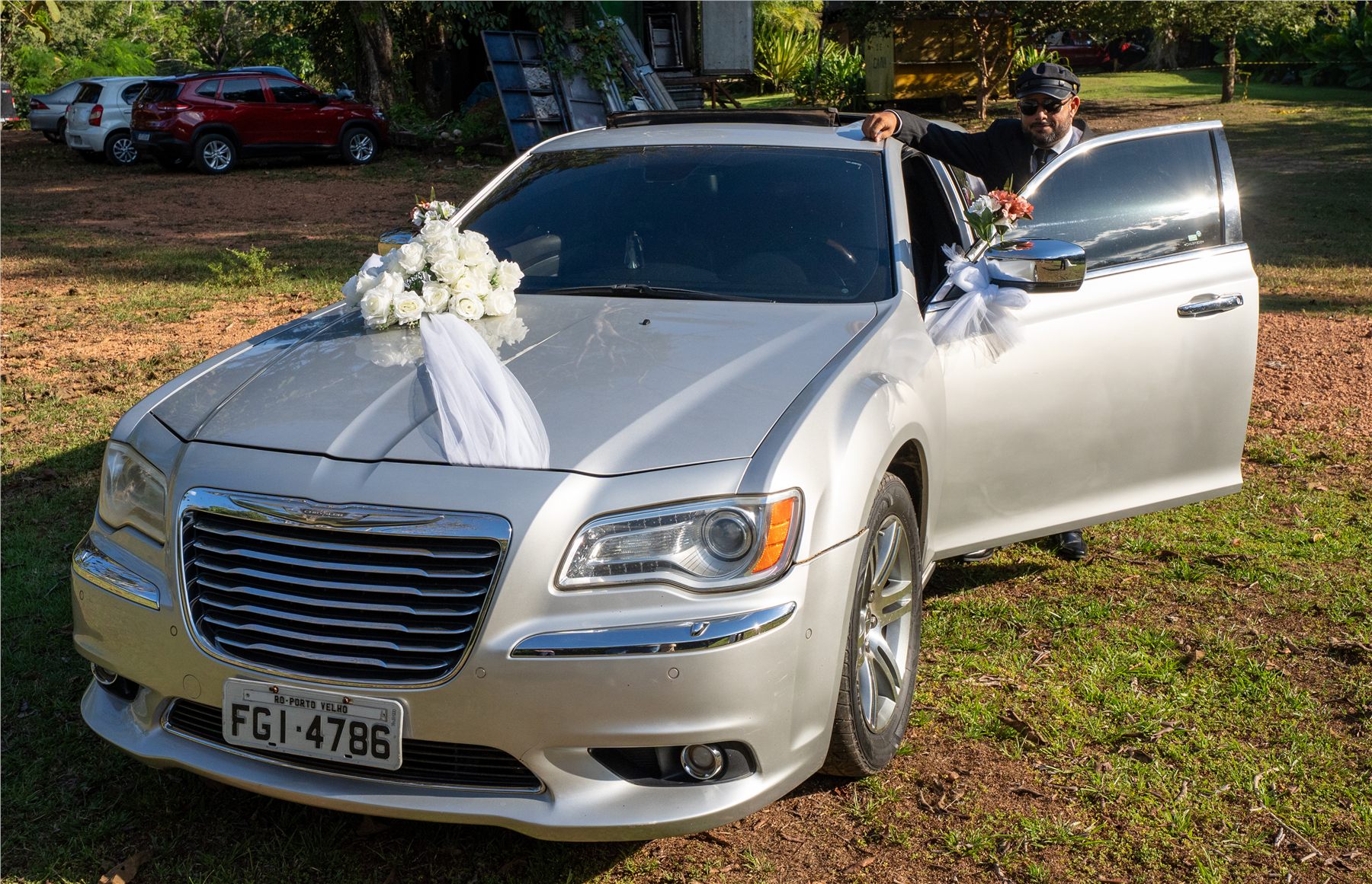 Motorista junto ao Chrysler 300C de portas abertas