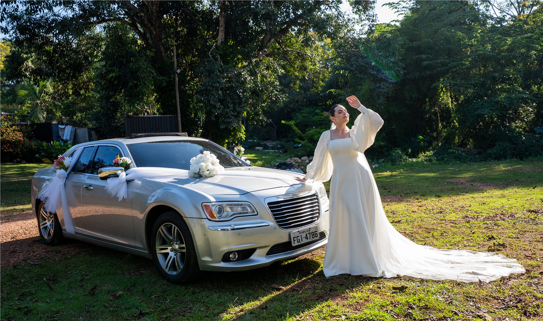 Noiva ao lado do Chrysler 300C decorado