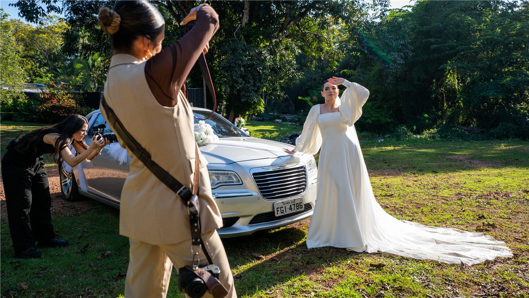 Bastidores de ensaio fotográfico com noiva e Chrysler