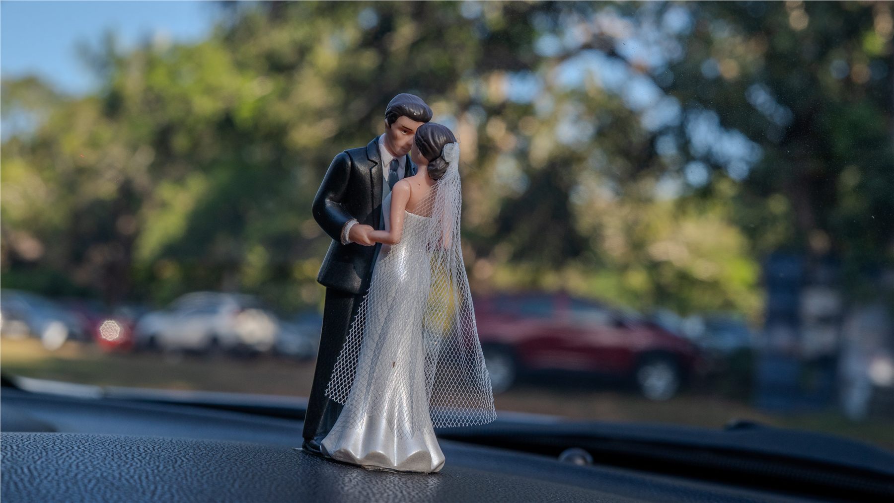 Miniatura de casal sobre o painel do Chrysler
